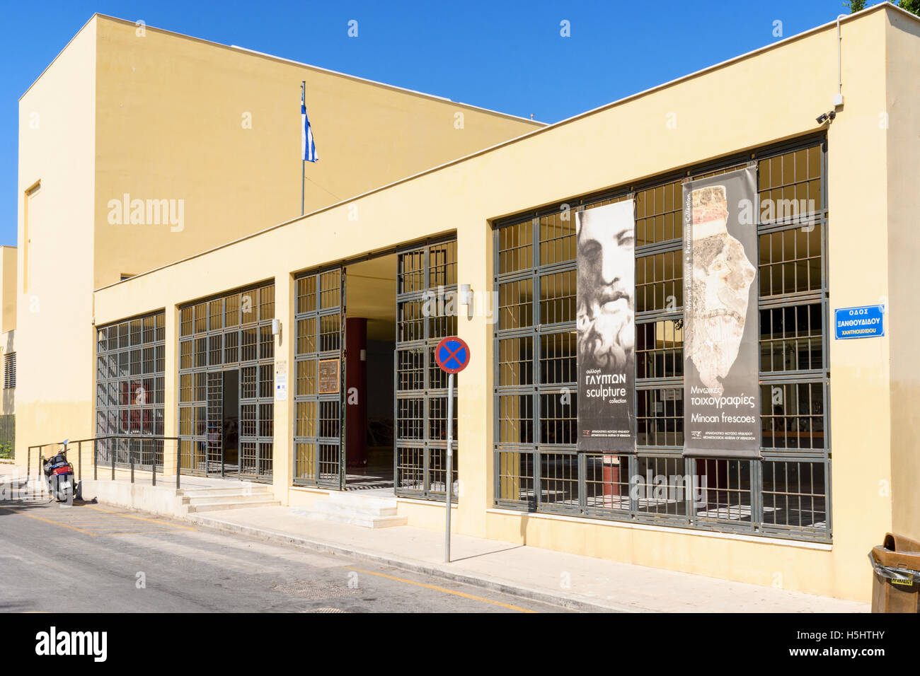 Der Eingang von der modernistischen Gebäude mit dem Archäologiemuseum Heraklion, Heraklion, Kreta, Griechenland Stockfoto