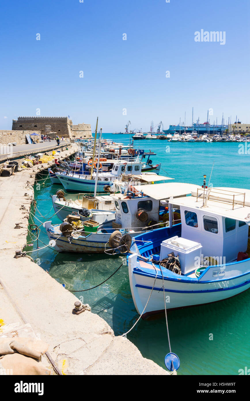 Angelboote/Fischerboote vertäut im Innenhafen neben der Festung Koules, Heraklion, Kreta, Griechenland Stockfoto