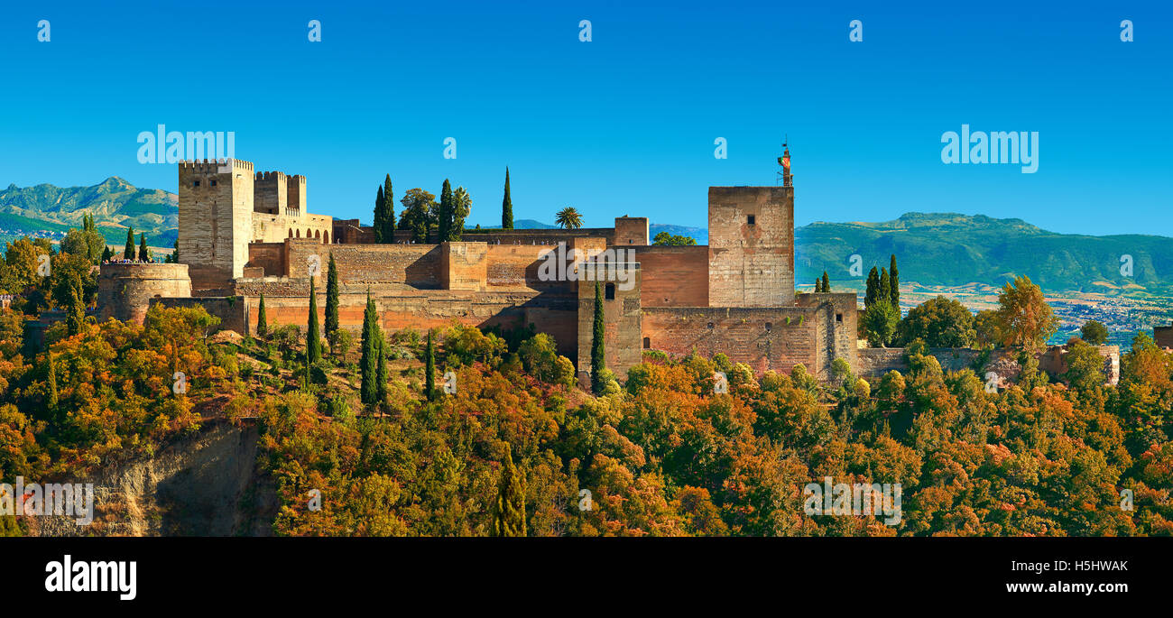 Panoramablick auf den maurischen Alhambra-Palast Islmaic abzurechnen und Befestigungen. Granada, Andalusien, Spanien. Stockfoto