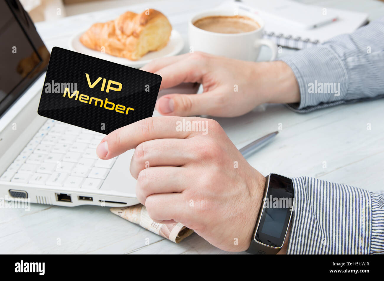Der Mensch nutzt VIP Membercard im Internet Stockfoto
