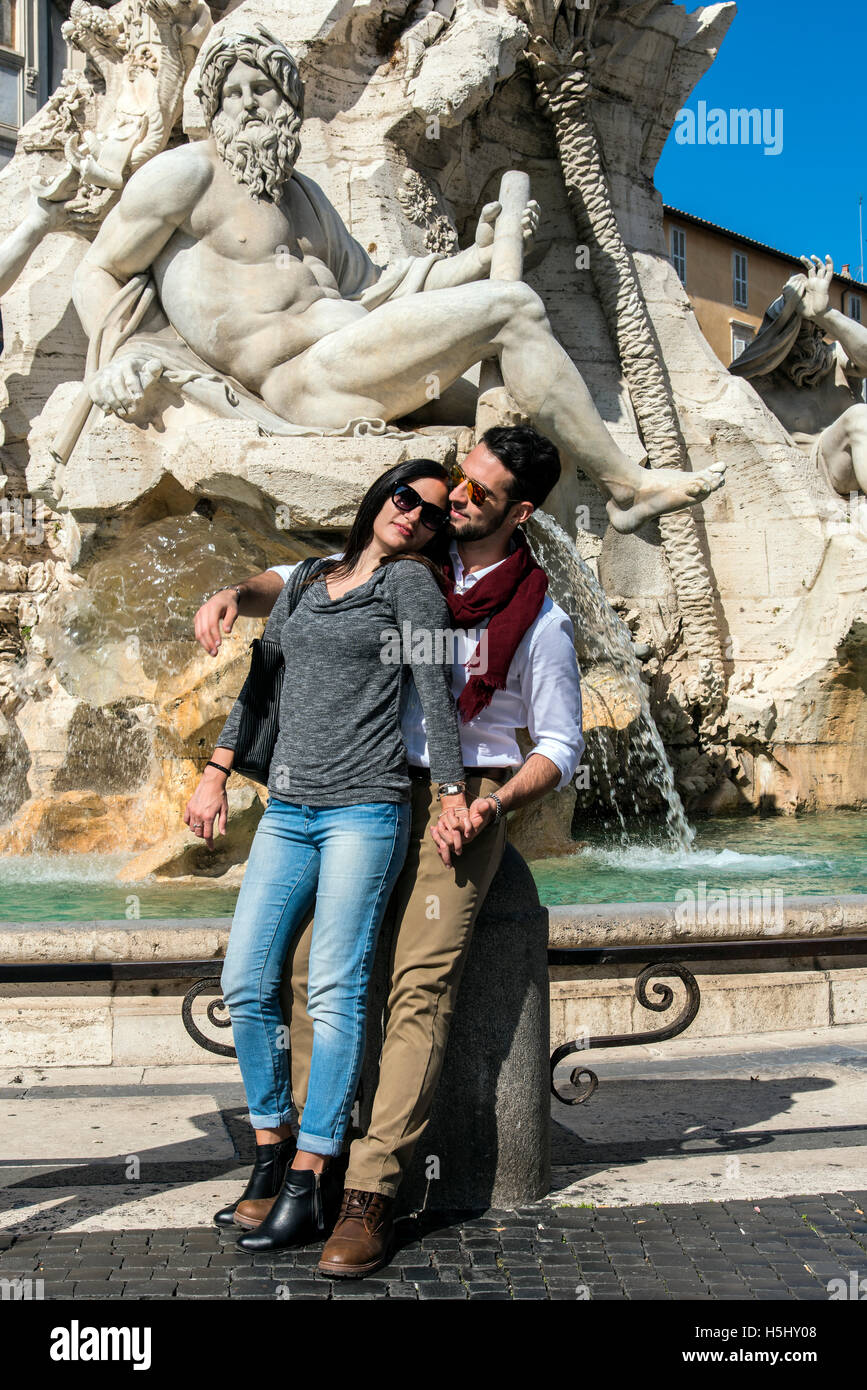 Touristischen paar Umarmung vor Brunnen der vier Flüsse in Piazza Navona, Rom, Latium, Italien Stockfoto