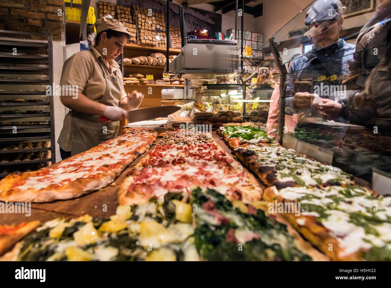 Verschiedene Sorten Pizza serviert in einer Bäckerei der Stadtteil Trastevere, Rom, Latium, Italien Stockfoto