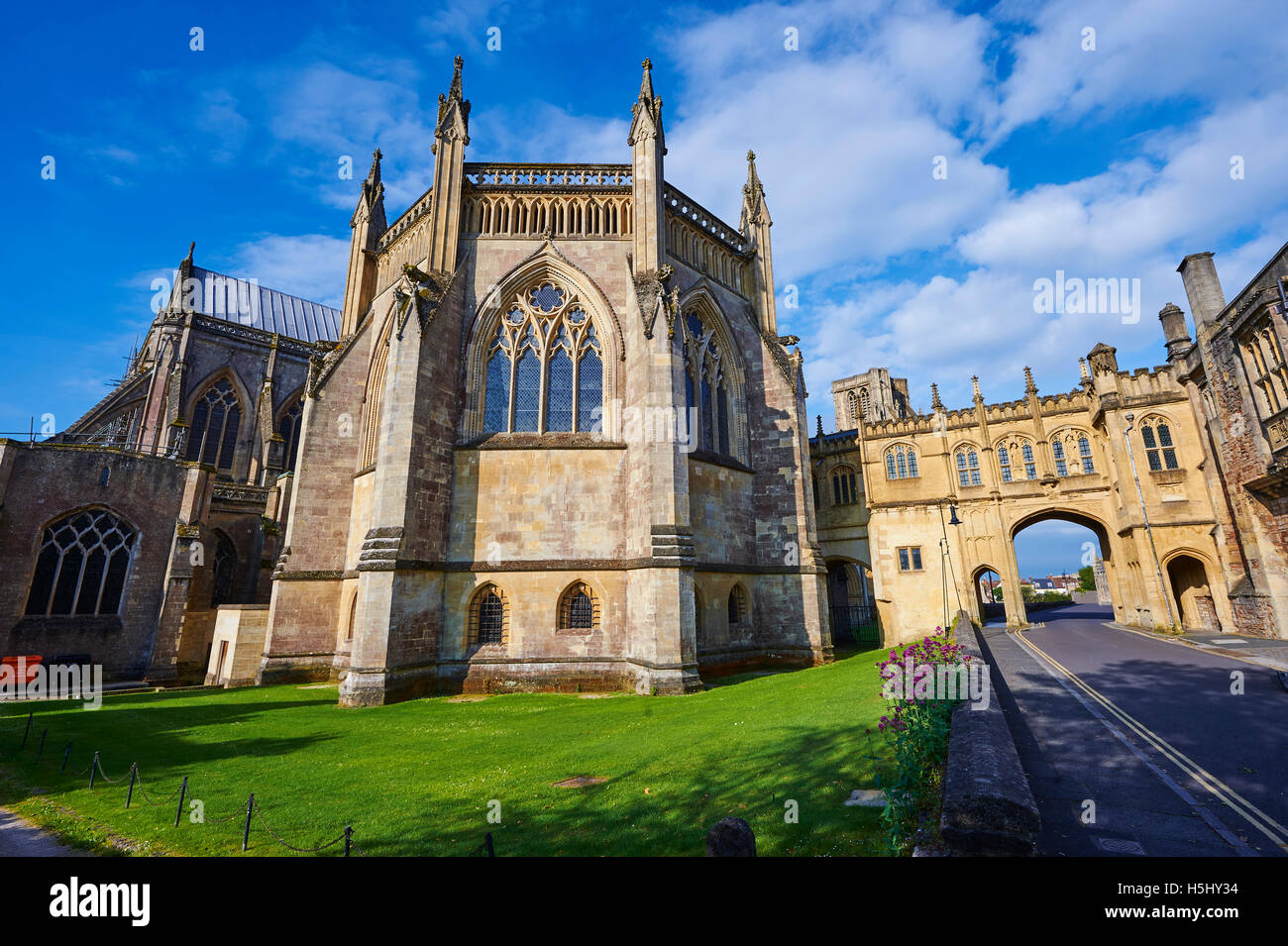 Die Fassade der mittelalterlichen Brunnen-Kathedrale gebaut in den frühen englischen gotischen Stil im Jahre 1175, Wells, Somerset, England Stockfoto