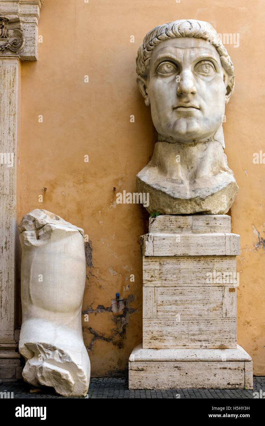 Reste der Statue des Kaisers Constantine, Palazzo dei Conservatori, Kapitolinische Museen, Rom, Latium, Italien Stockfoto