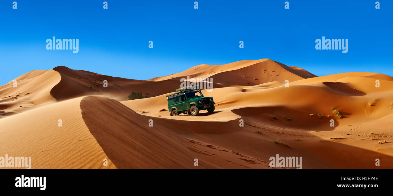 4 X4 Landrover Defnder auf den Sahara-Dünen von Erg Chebbi, Merzouga, Marokko, Afrika Stockfoto