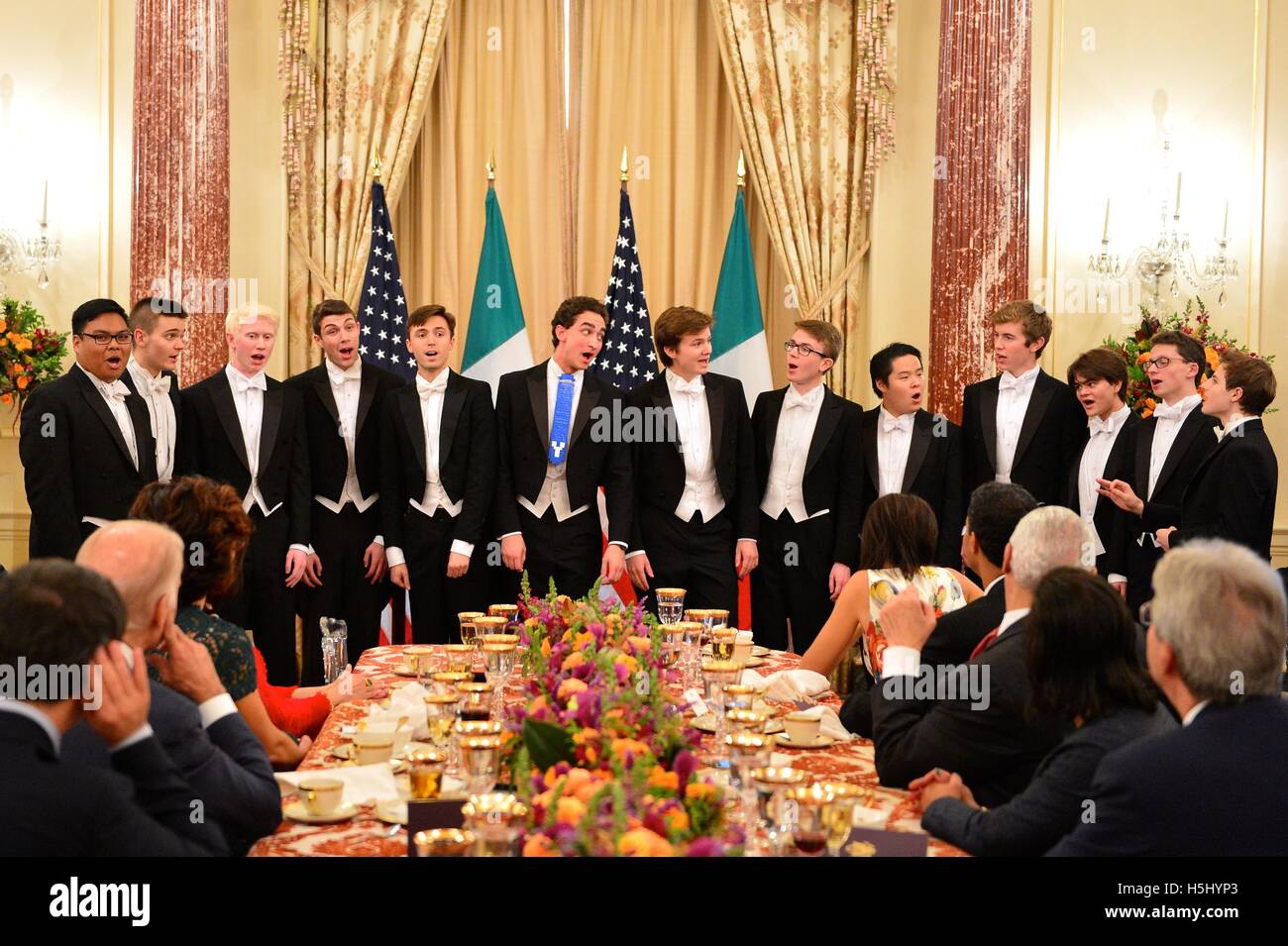 Yale University Männer Cappella singende Gruppe "The Spizzwinks" führt am Staat Mittagessen zu Ehren der Premierminister Matteo Renzi an das US Department of State 18. Oktober 2016 in Washington, DC. Stockfoto