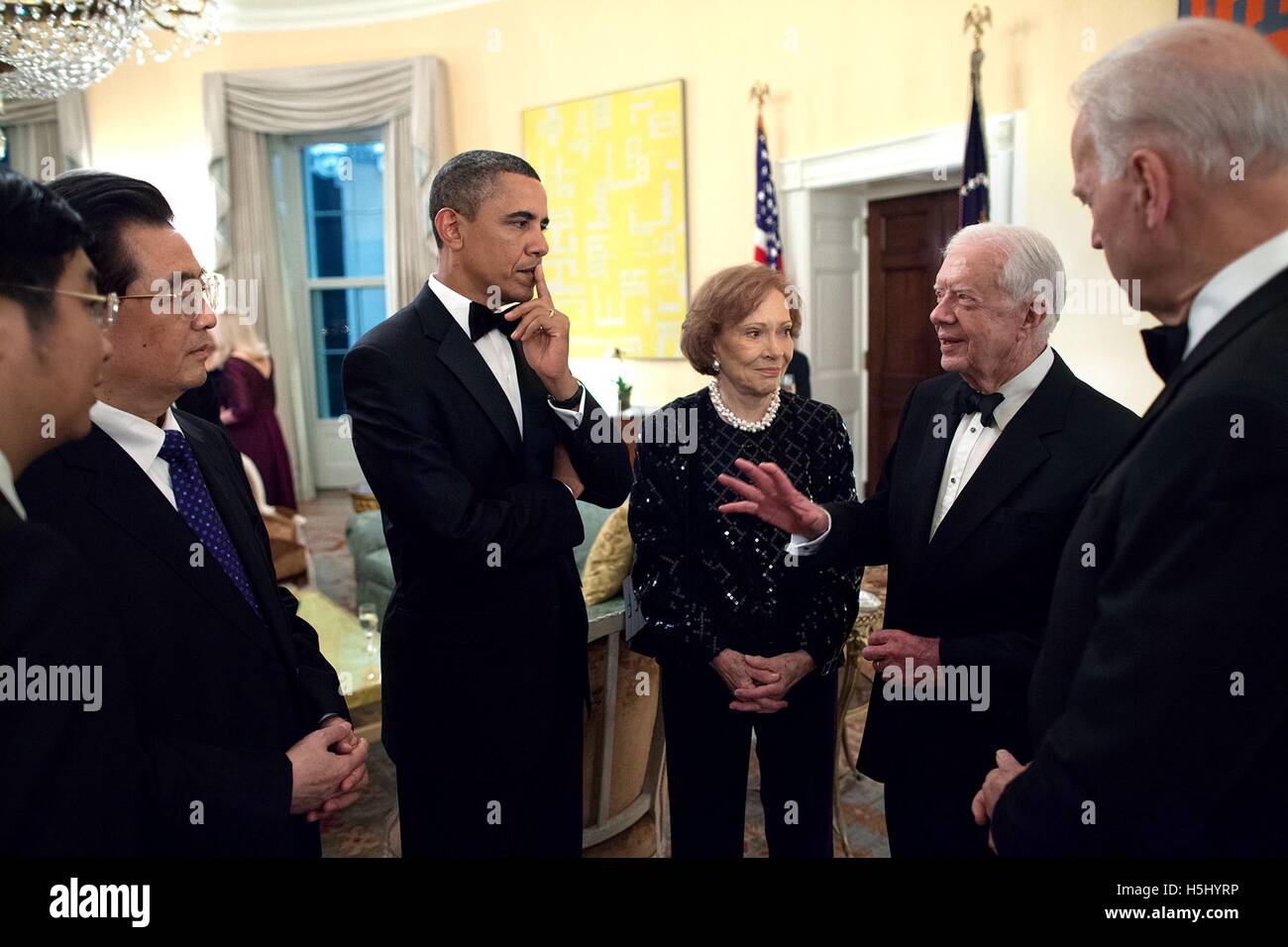 Ehemaliger US-Präsident Jimmy Carter im Gespräch mit US-Präsident Barack Obama, der chinesische Präsident Hu Jintao, ehemalige First Lady Rosalynn Carter und US-Vizepräsident Joe Biden bei einem Empfang im Weißen Haus gelben ovalen Raum 19. Januar 2011 in Washington, DC. Stockfoto