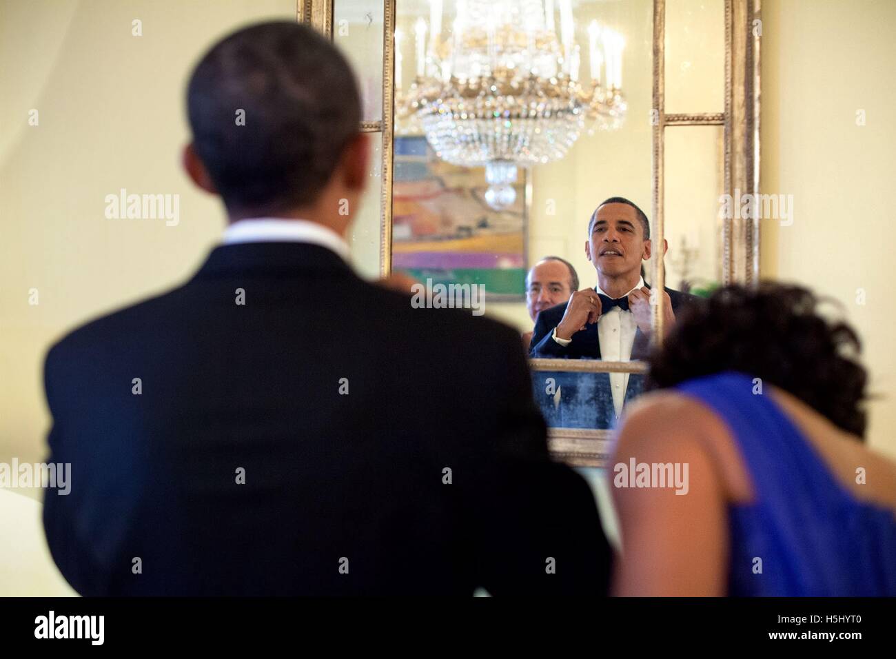 US-Präsident Barak Obama passt seine Krawatte vor einem State Dinner zu Ehren des mexikanischen Präsidenten Felipe Calderon in das Weiße Haus gelbe ovale Zimmer 19. Mai 2010 in Washington, DC. Stockfoto