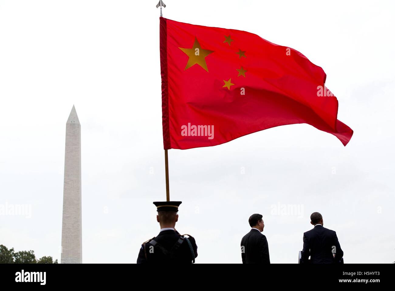 Ein Farben-Schutz hält die chinesische Flagge, während US-Präsident Barack Obama chinesischen Staatspräsidenten Xi Jinping bei der Ankunft-Zeremonie auf dem Rasen des weißen Hauses Süd 25. September 2015 in Washington, DC stellt. Stockfoto