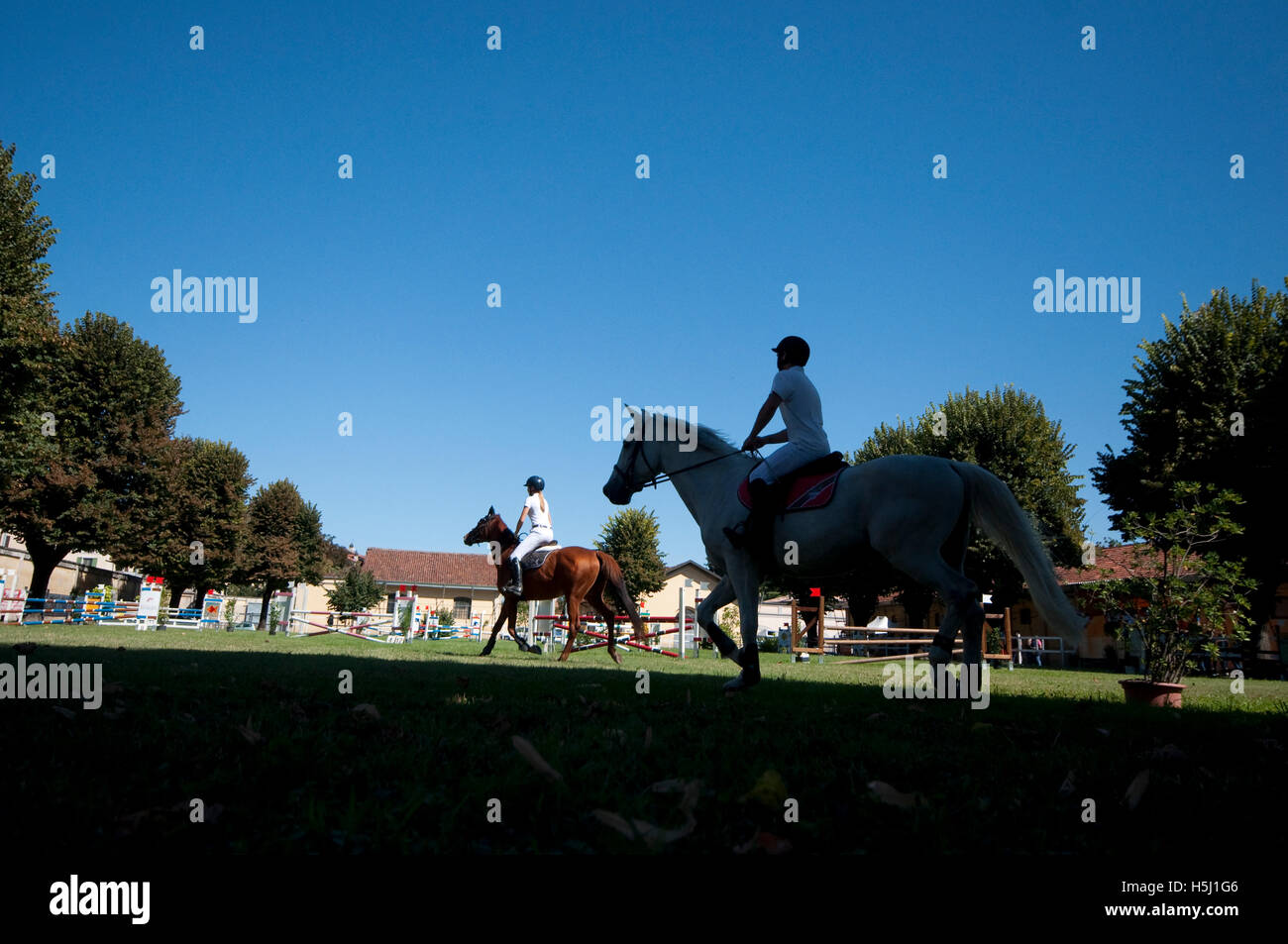 Reitturnier, Reiter in der Silhouette Stockfoto