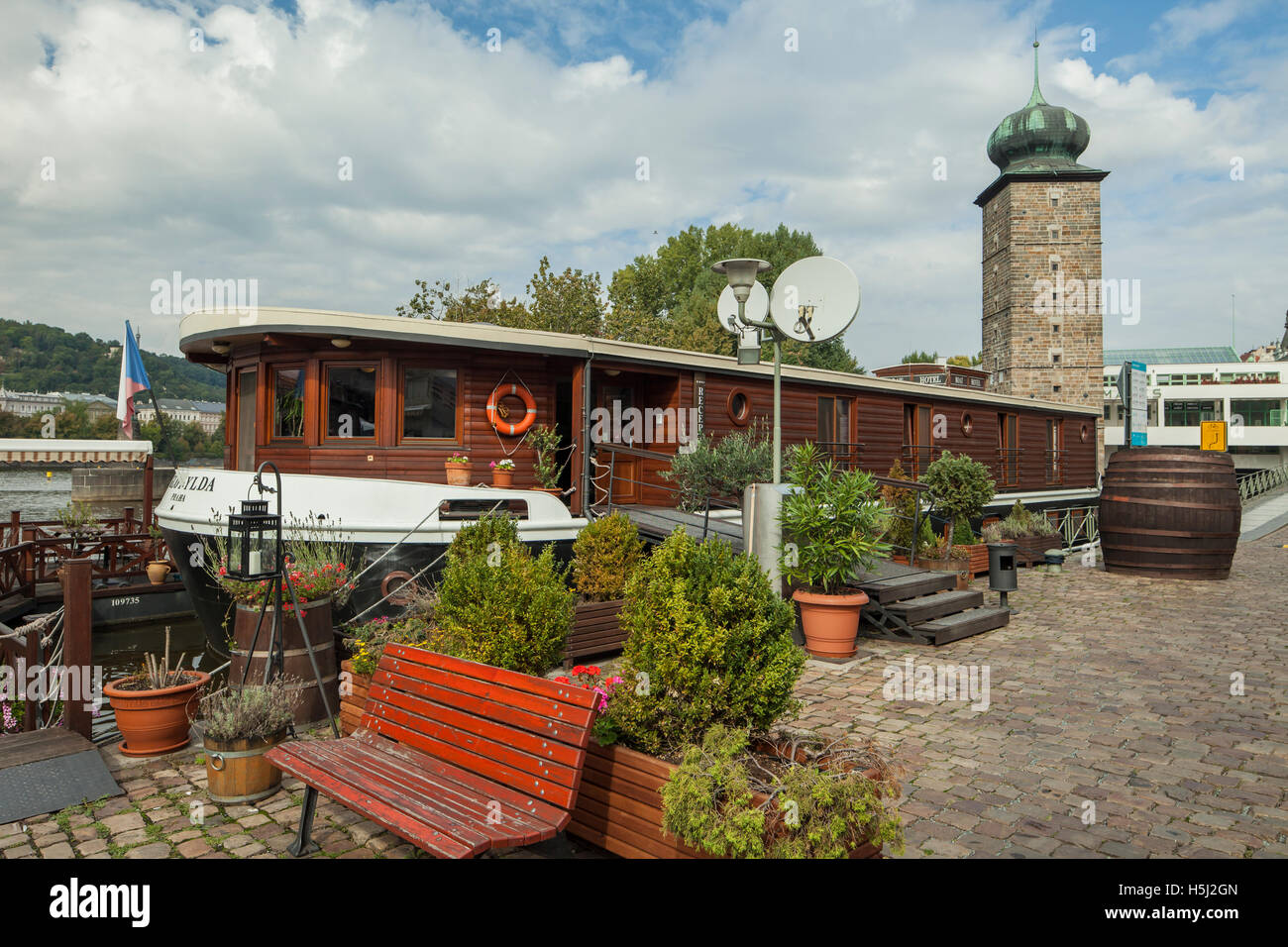 Schiff-Restaurant auf der Moldau in Prag, Tschechien. Stockfoto