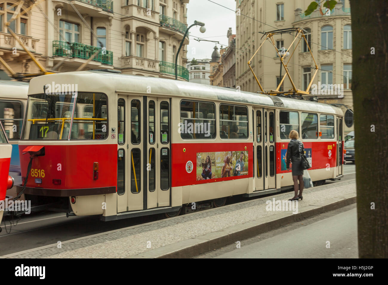 Kultigen roten Straßenbahn in Prag, Tschechien. Stockfoto