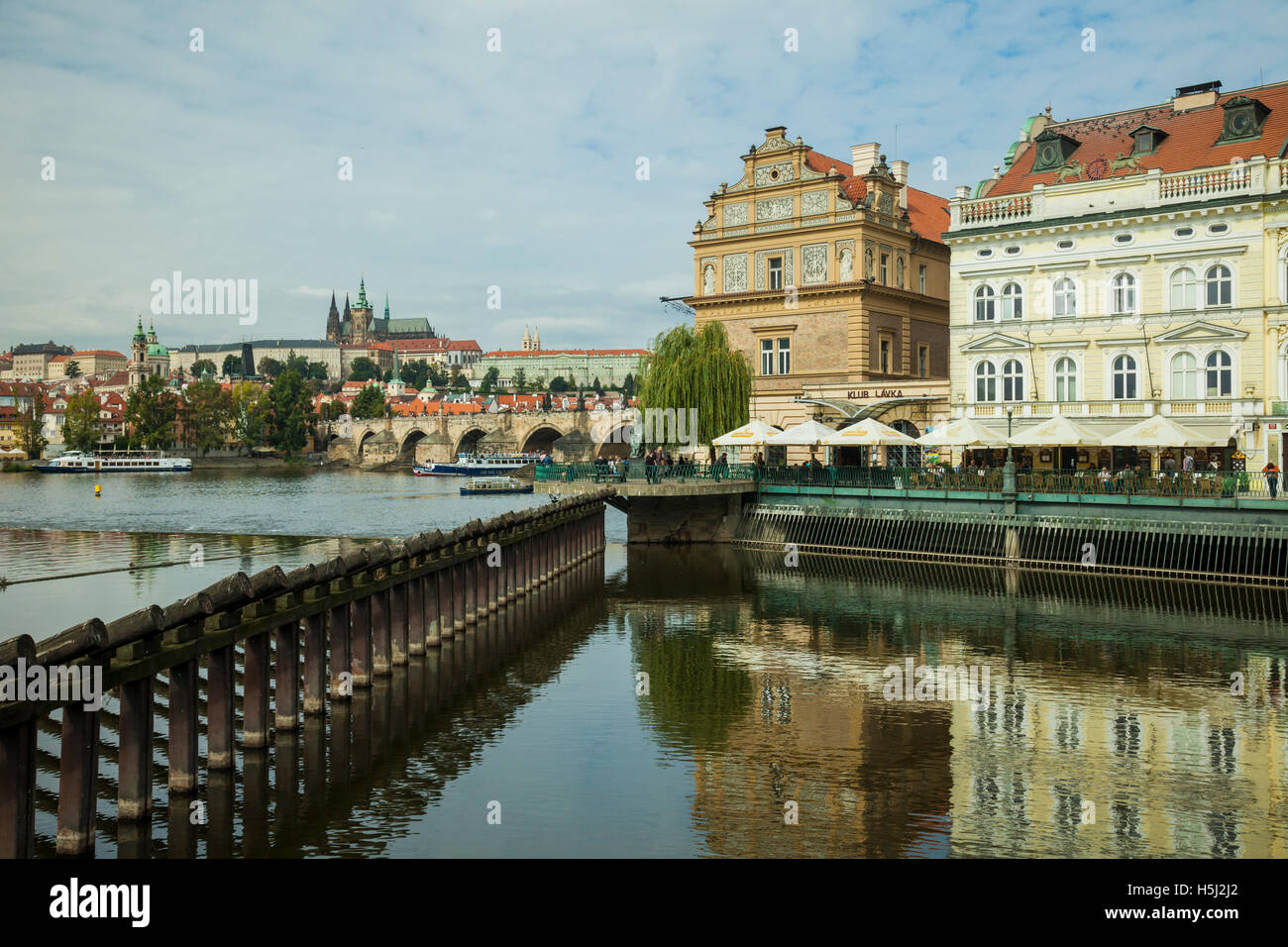 Herbstnachmittag auf Moldau in Prag, Tschechien. Stockfoto