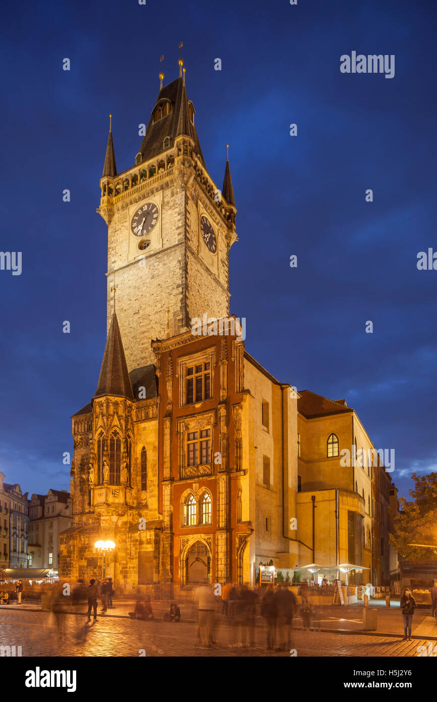 Nacht fällt auf das mittelalterliche Rathaus in der Altstadt von Prag, Tschechische Republik. Stockfoto