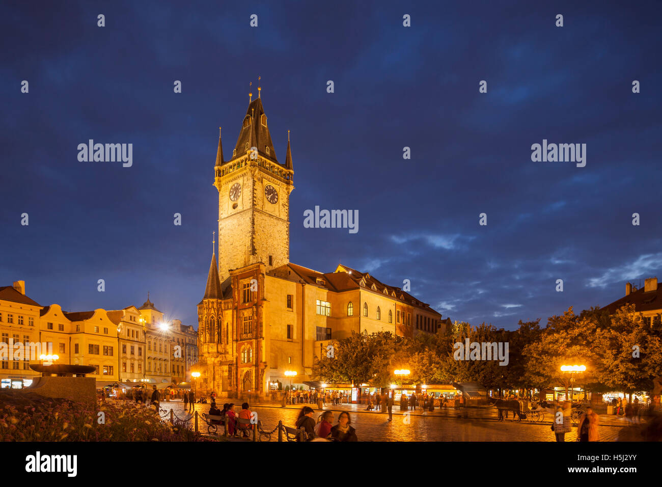 Abend im mittelalterlichen Rathaus am Prager Altstädter Ring, Tschechien. Stockfoto