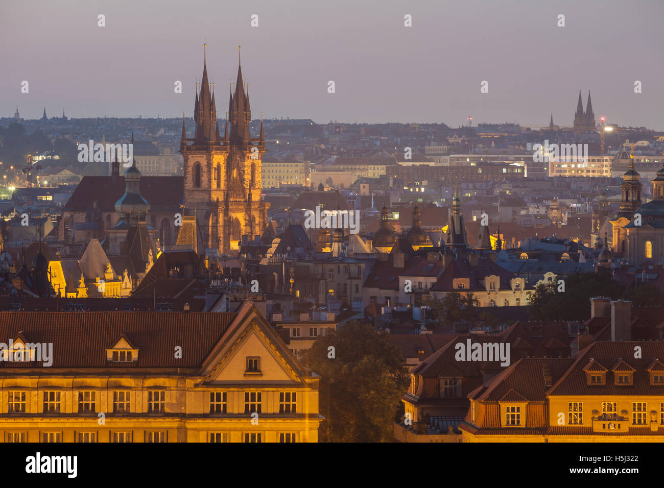 Prager Skyline vor der Morgendämmerung, Tschechien. Stockfoto