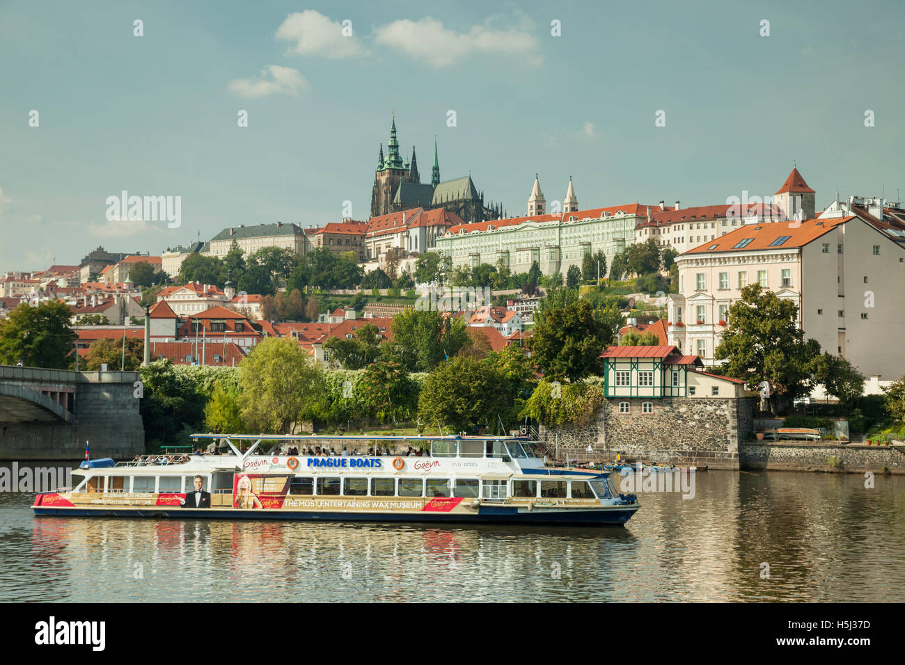 Sonniger Herbsttag auf der Moldau in Prag, Tschechien. Hradschin Burg in der Ferne. Stockfoto