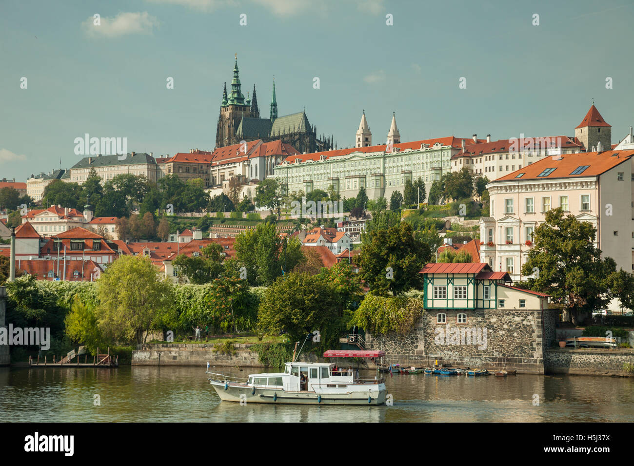 Sonniger Herbsttag auf der Moldau in Prag, Tschechien. Hradschin Burg in der Ferne. Stockfoto