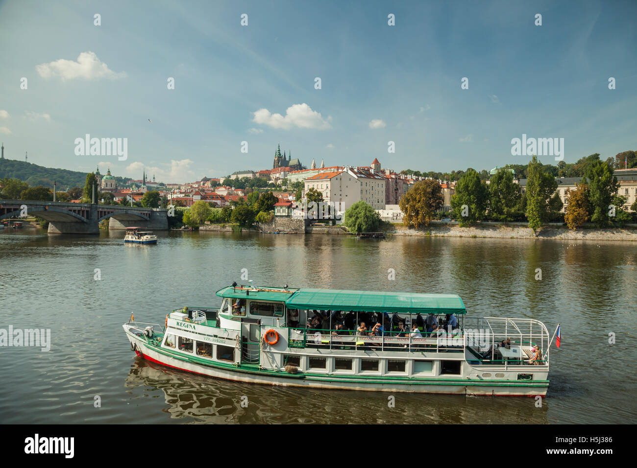 Schifffahrt auf der Moldau in Prag, Tschechien. Hradschin im Hintergrund. Stockfoto
