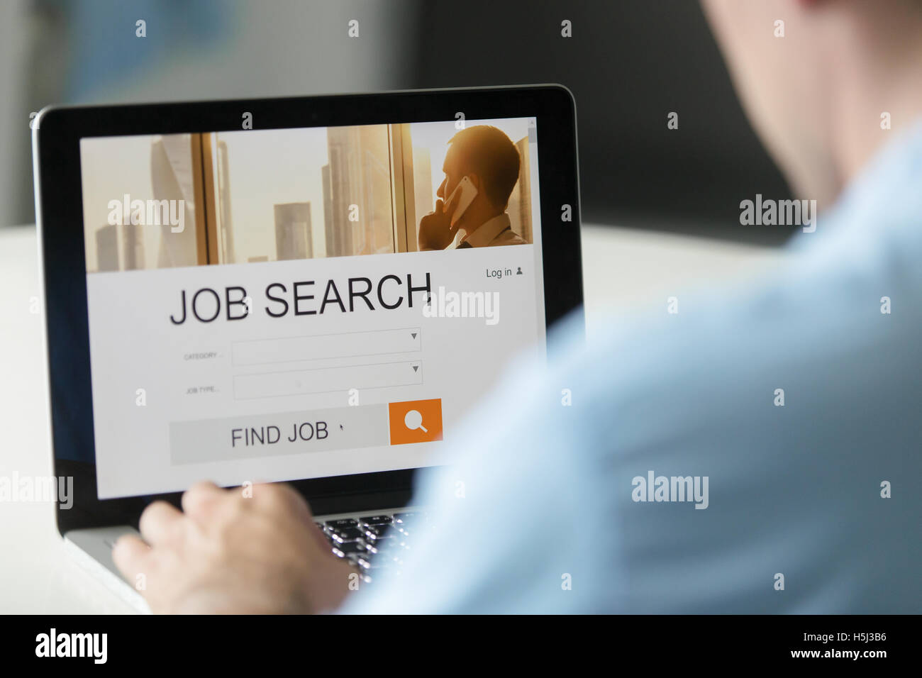Blick über eine männliche Schulter, Job-Suche-Titel zu überwachen Stockfoto