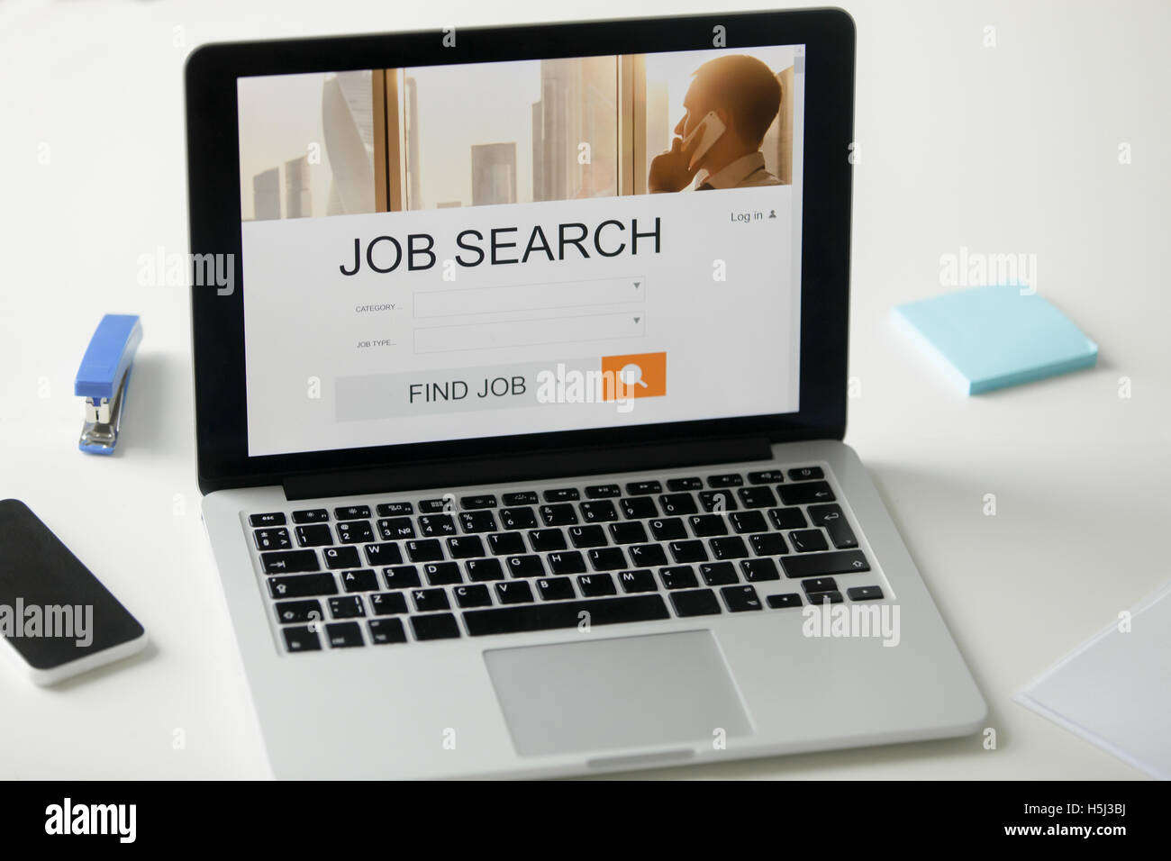 Offenen Laptop auf dem Schreibtisch, Job-Suche-Titel auf dem Bildschirm Stockfoto