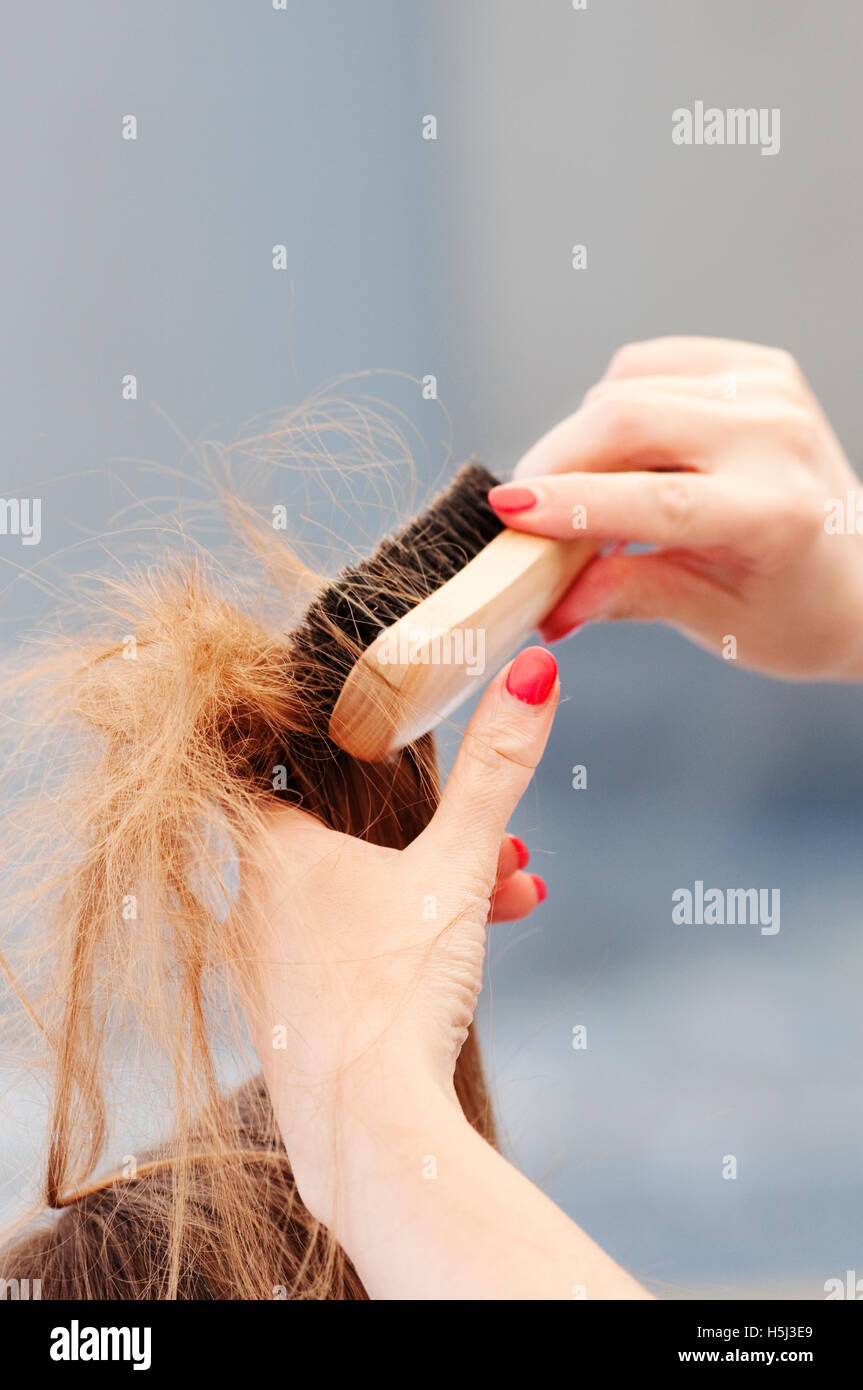 Weiblichen Kunden mit einem Blow-Dry in einen Friseursalon Stockfoto