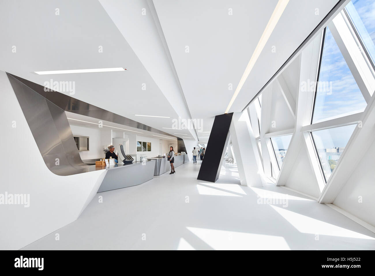 Eingang zum Restaurant mit Fensterwand. Portweinhaus, Antwerpen, Belgien. Architekt: Zaha Hadid Architects, 2016. Stockfoto