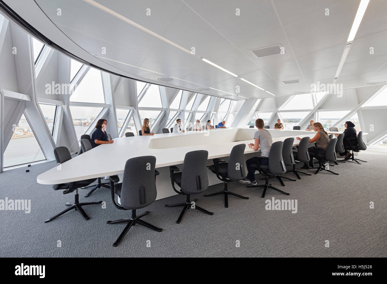 Tagungsraum mit maßgeschneiderten Möbeln. Portweinhaus, Antwerpen, Belgien. Architekt: Zaha Hadid Architects, 2016. Stockfoto