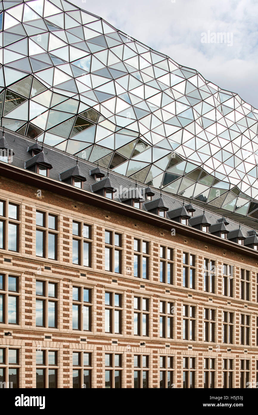 Detail der Fassade der alten Feuerwache und schwimmende glasiert Volumen in Sicht. Portweinhaus, Antwerpen, Belgien. Architekt: Zaha Hadid Architects, 2016. Stockfoto