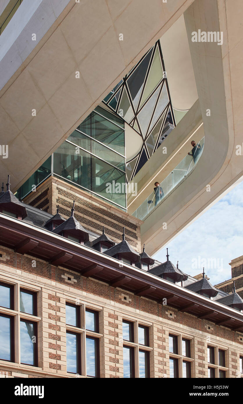 Neue und alte Fassadendetails im Kontrast. Portweinhaus, Antwerpen, Belgien. Architekt: Zaha Hadid Architects, 2016. Stockfoto