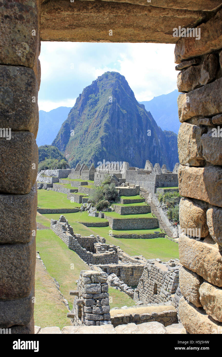 Machu Picchu durch ein Fenster gesehen Stockfoto
