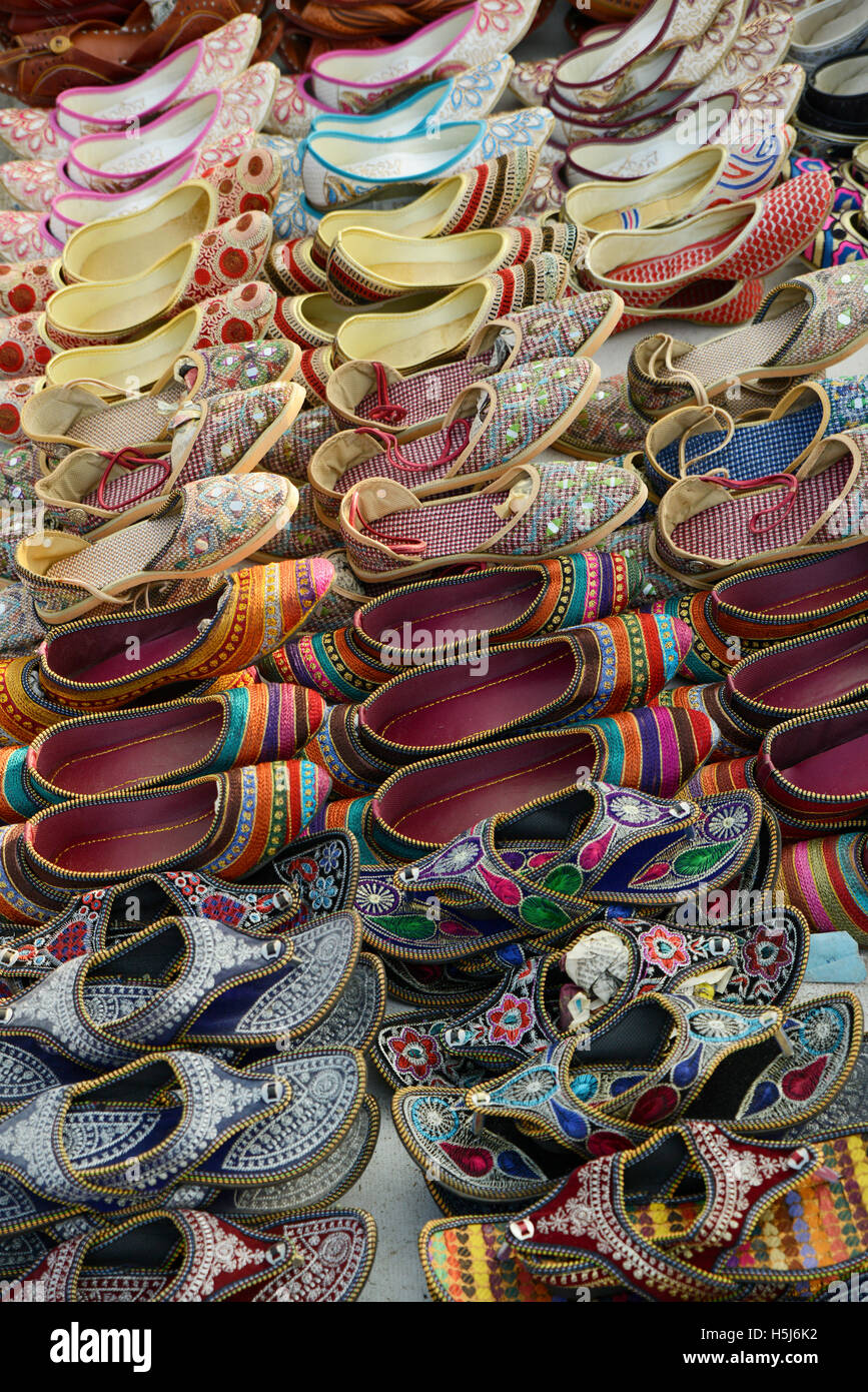 ein Männer verkaufen gebrauchte Schuhe auf der Straße Indien ein Männer verkaufen gebrauchte Schuhe auf der Straße Indien