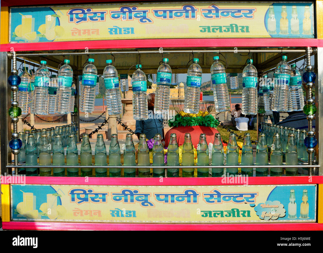 Flasche Wasser und alkoholfreie Getränke auf den Umsatz im indischen Markt Stockfoto