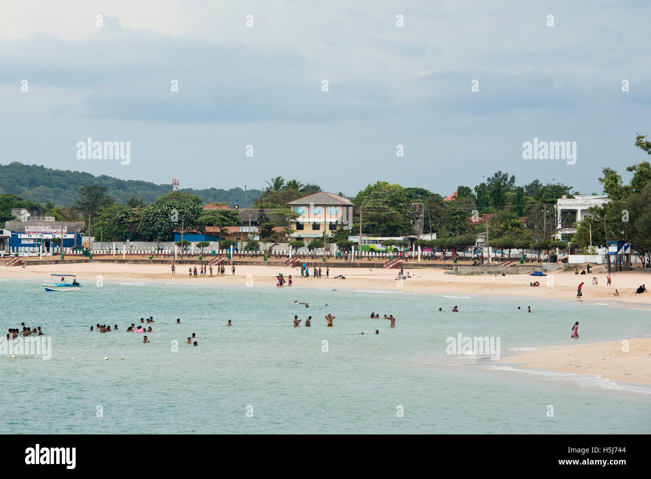 Menschen schwimmen in Dutch Bay, Trincomalee, Sri Lanka Stockfoto