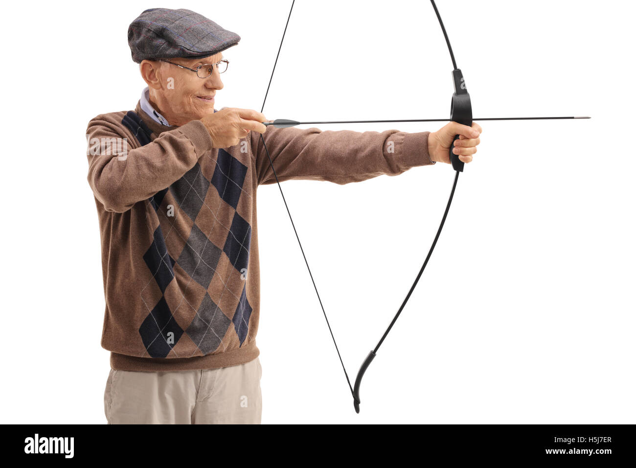 Älterer Mann mit Pfeil und Bogen, die isoliert auf weißem Hintergrund Stockfoto