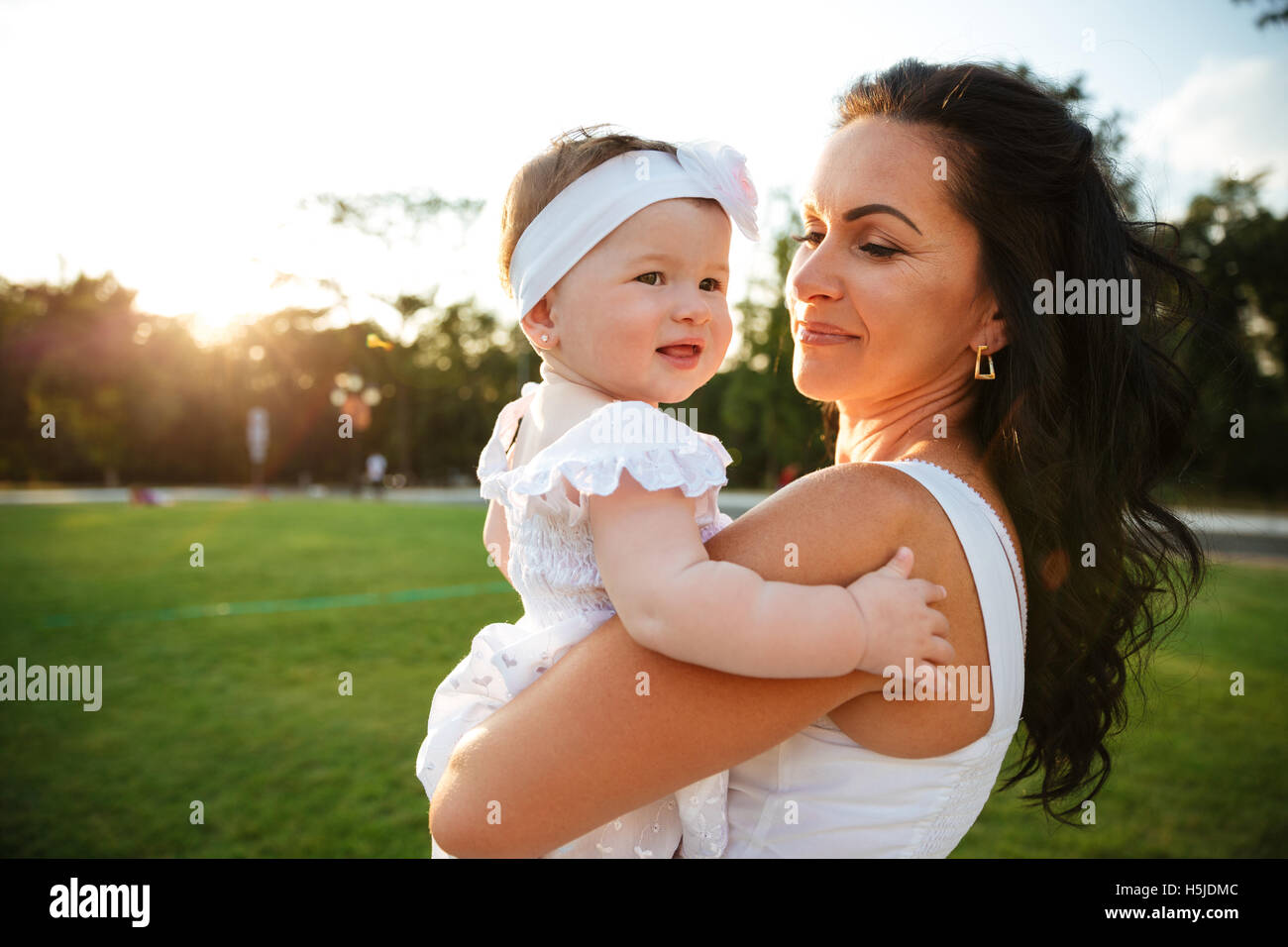 Porträt der glückliche Mutter mit ihrer kleinen Tochter im freien Stockfoto