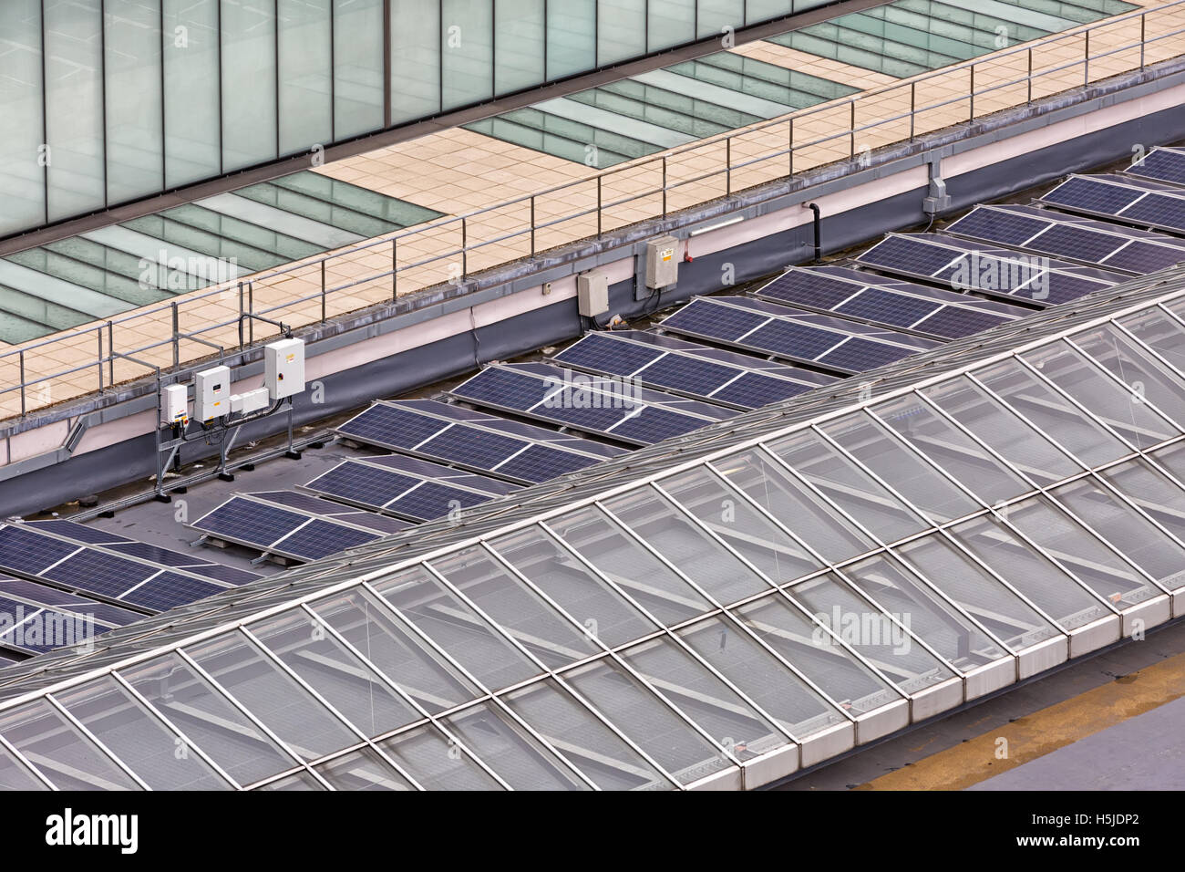 London, UK - Juli 2016: Der Blick von der Tate Modern Members Lounge von The Switch House in der Tate Modern Stockfoto London, UK - Juli 2016: Der Blick von der Tate Modern Members Lounge von The Switch House in der Tate Modern Stockfoto