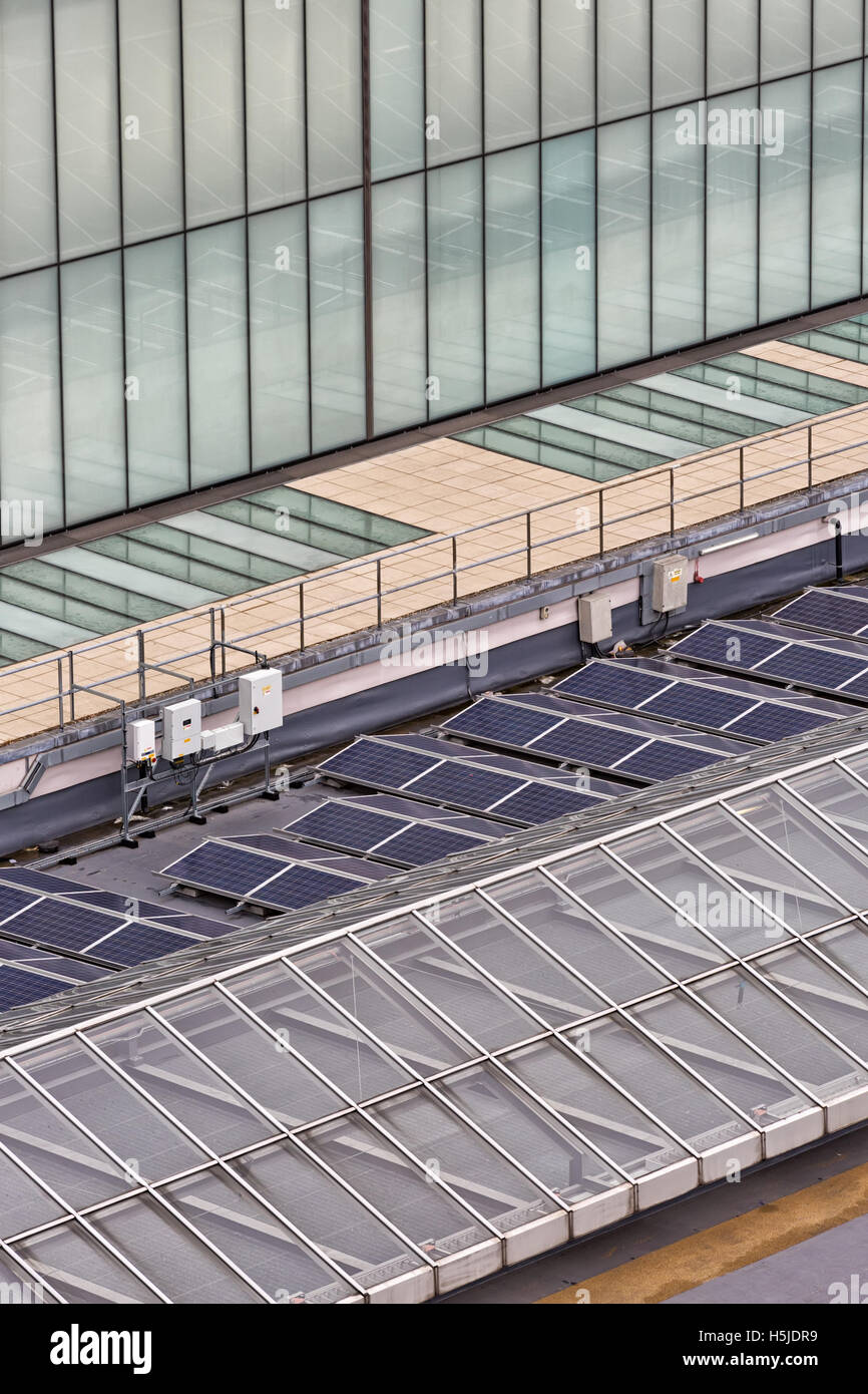 London, UK - Juli 2016: Der Blick von der Tate Modern Members Lounge von The Switch House in der Tate Modern Stockfoto London, UK - Juli 2016: Der Blick von der Tate Modern Members Lounge von The Switch House in der Tate Modern Stockfoto