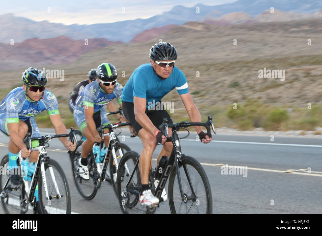 Jan Ullrich 1997 Tour de France-Sieger für das größte Fahrrad INTERBIKE in Las Vegas show in den USA, die Teilnahme an einer Open-House bei gebrochen sprach Fahrradgeschäft in Summerlin Las Vegas.with Gruppe von lokalen Radfahrern Reiten in der Umgebung von Red Rock Canyon von Las Veg Stockfoto