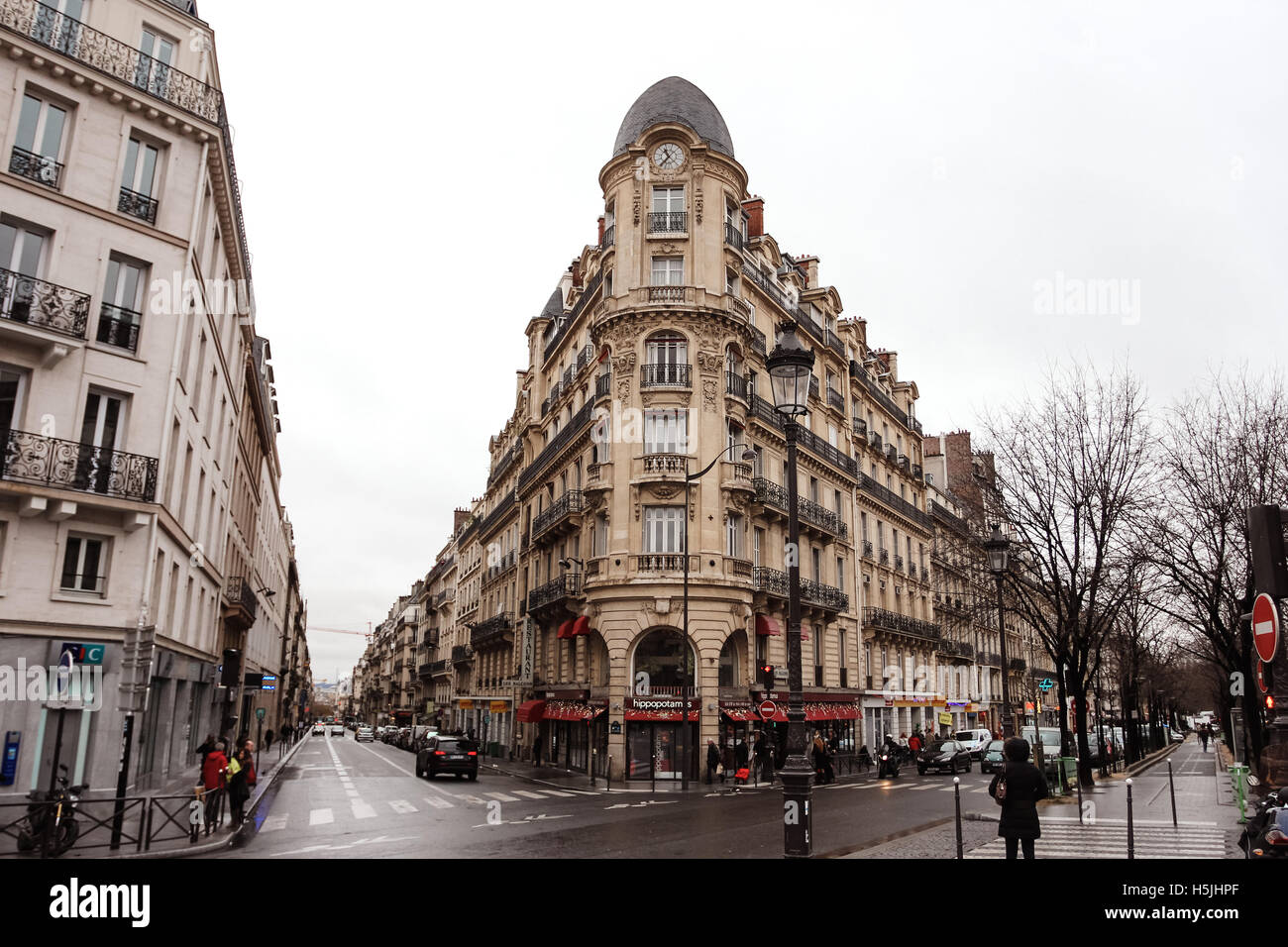 PARIS, Frankreich - 31. Dezember 2011: Blick vom Place de Clichy in Paris auf Straßen und Gebäude Stockfoto