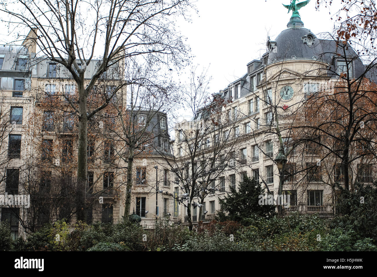 PARIS, Frankreich - 31. Dezember 2011: Paris typische Ansicht, Häuser der Hausmann Renovierung, Stadtpark Stockfoto