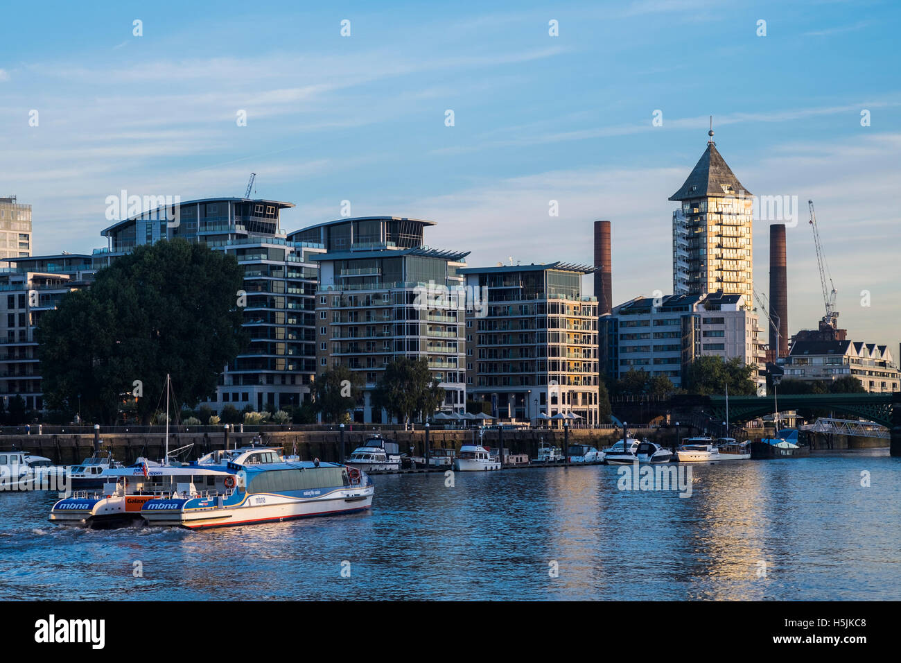 Imperial Wharf & Chelsea Harbour Waterfront, Themse, London, England, Vereinigtes Königreich Stockfoto