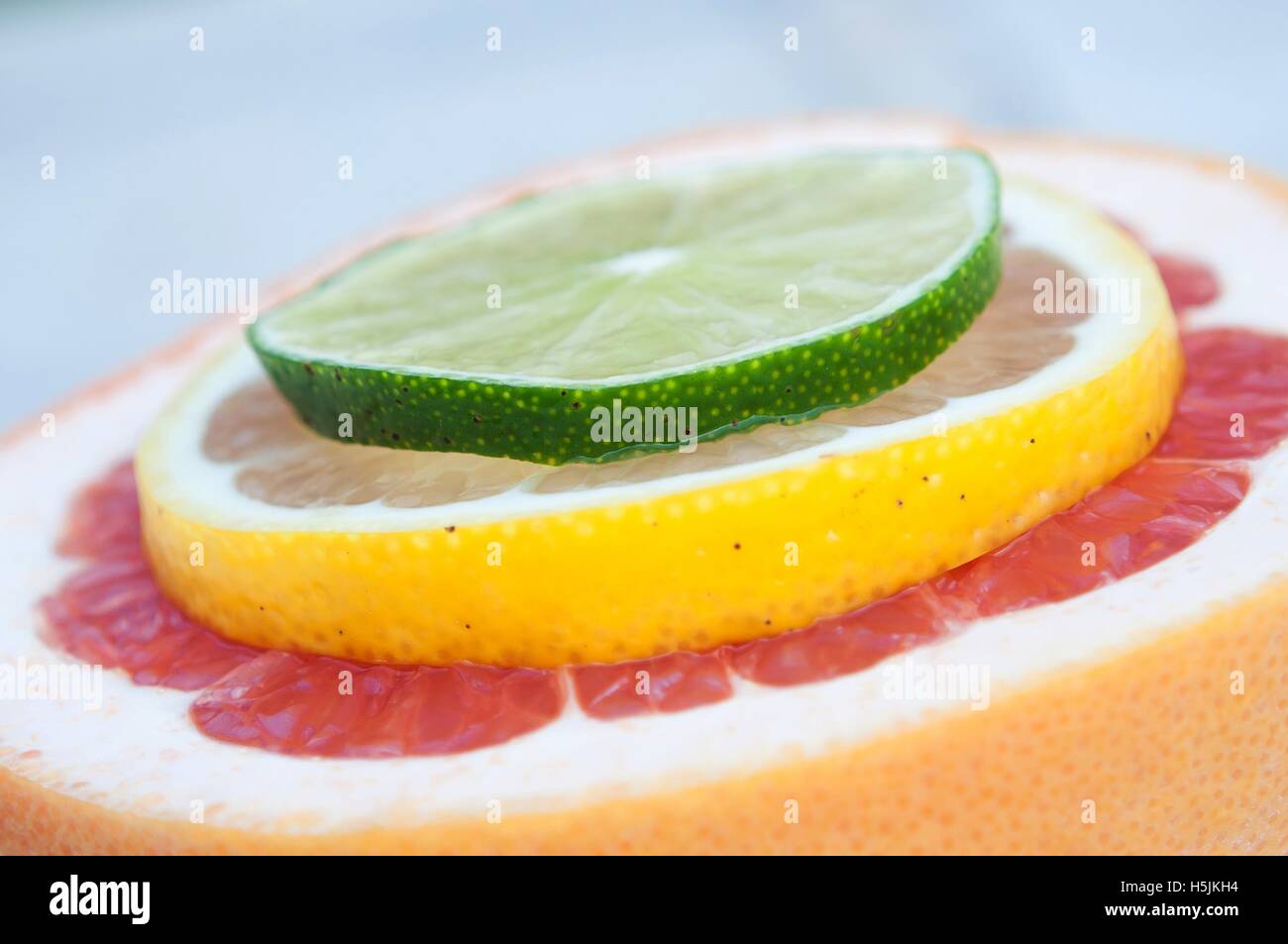Frische bunte tropische Früchte Scheiben - Zitrone, Limette, rote grapefruit Stockfoto