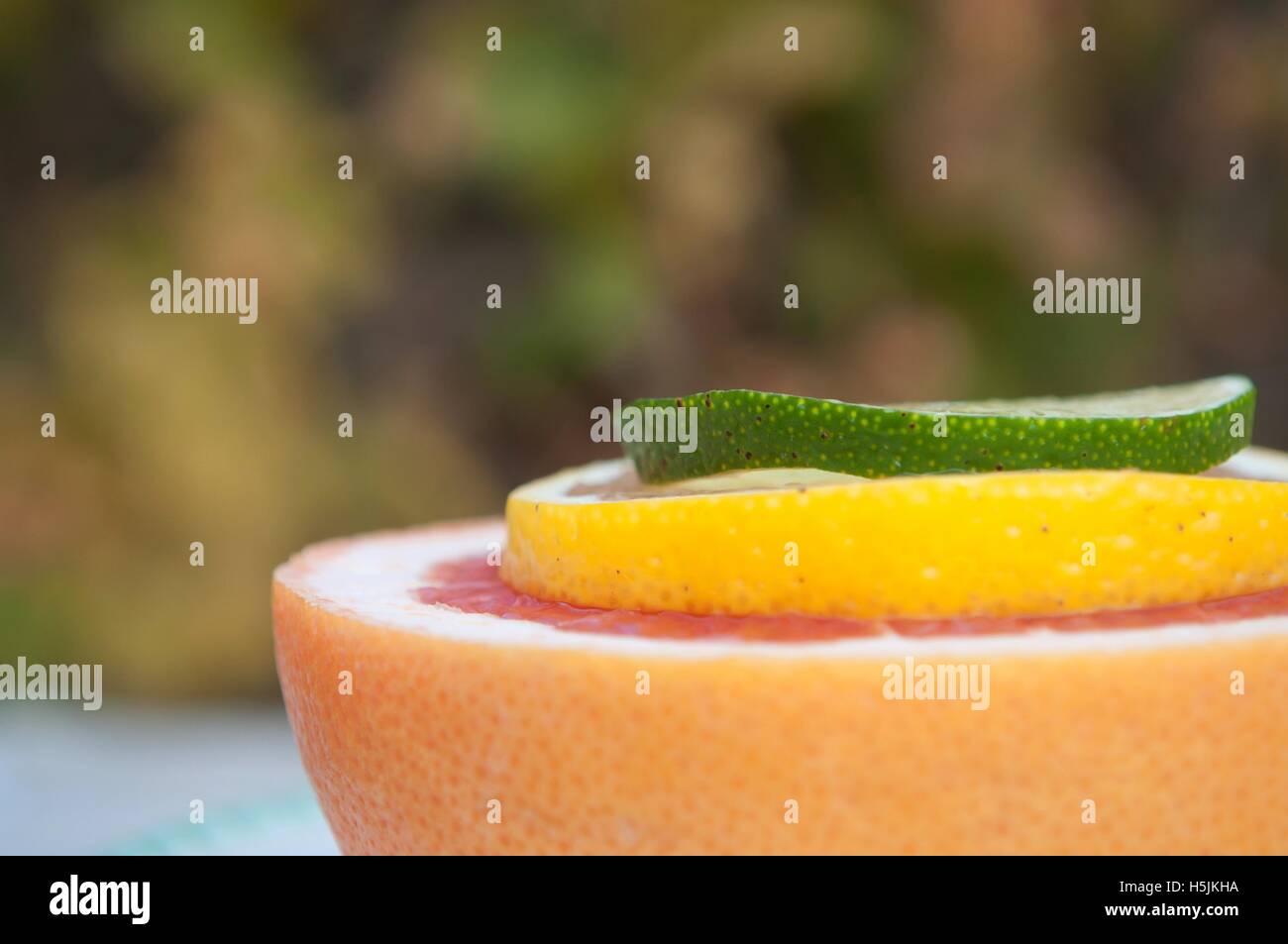 Frische bunte tropische Früchte Scheiben - Zitrone, Limette, rote grapefruit Stockfoto