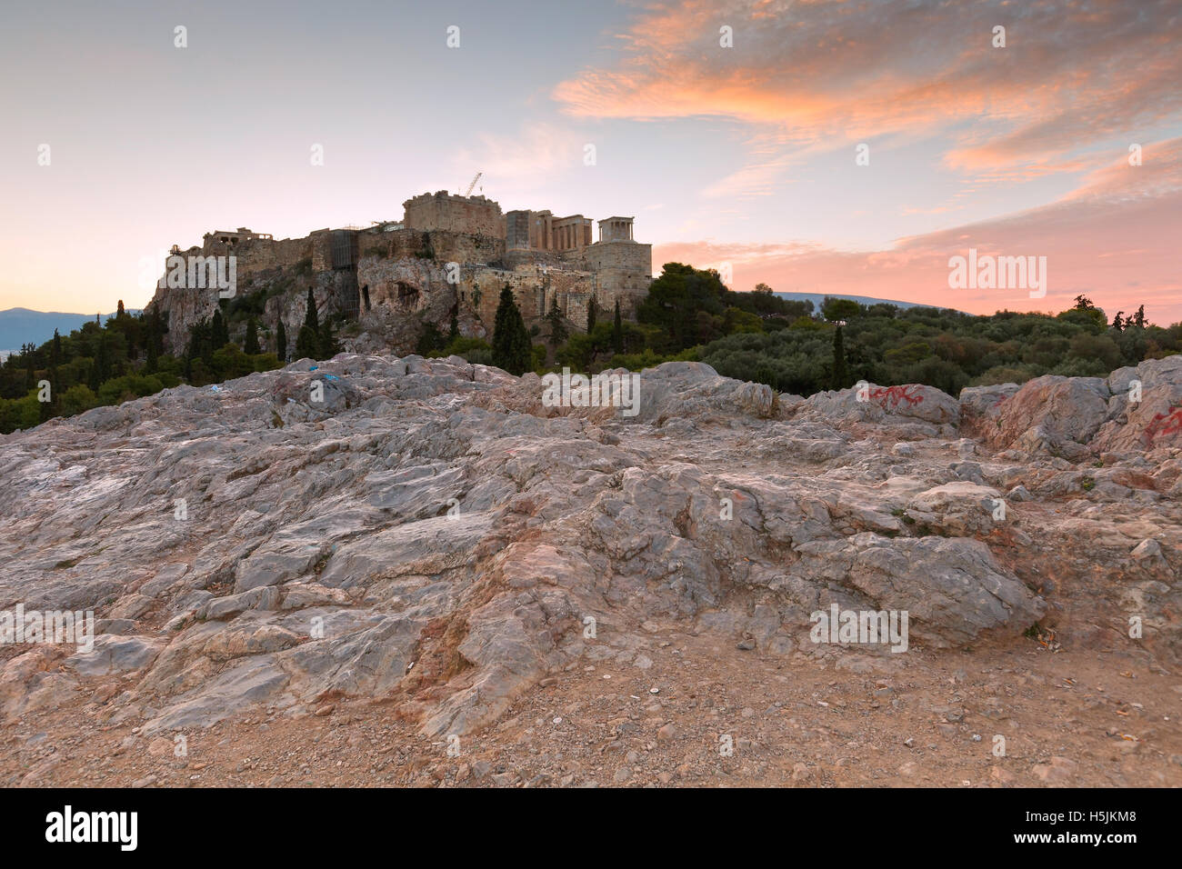 Blick auf Akropolis von Athen Areopag Hügel. Stockfoto