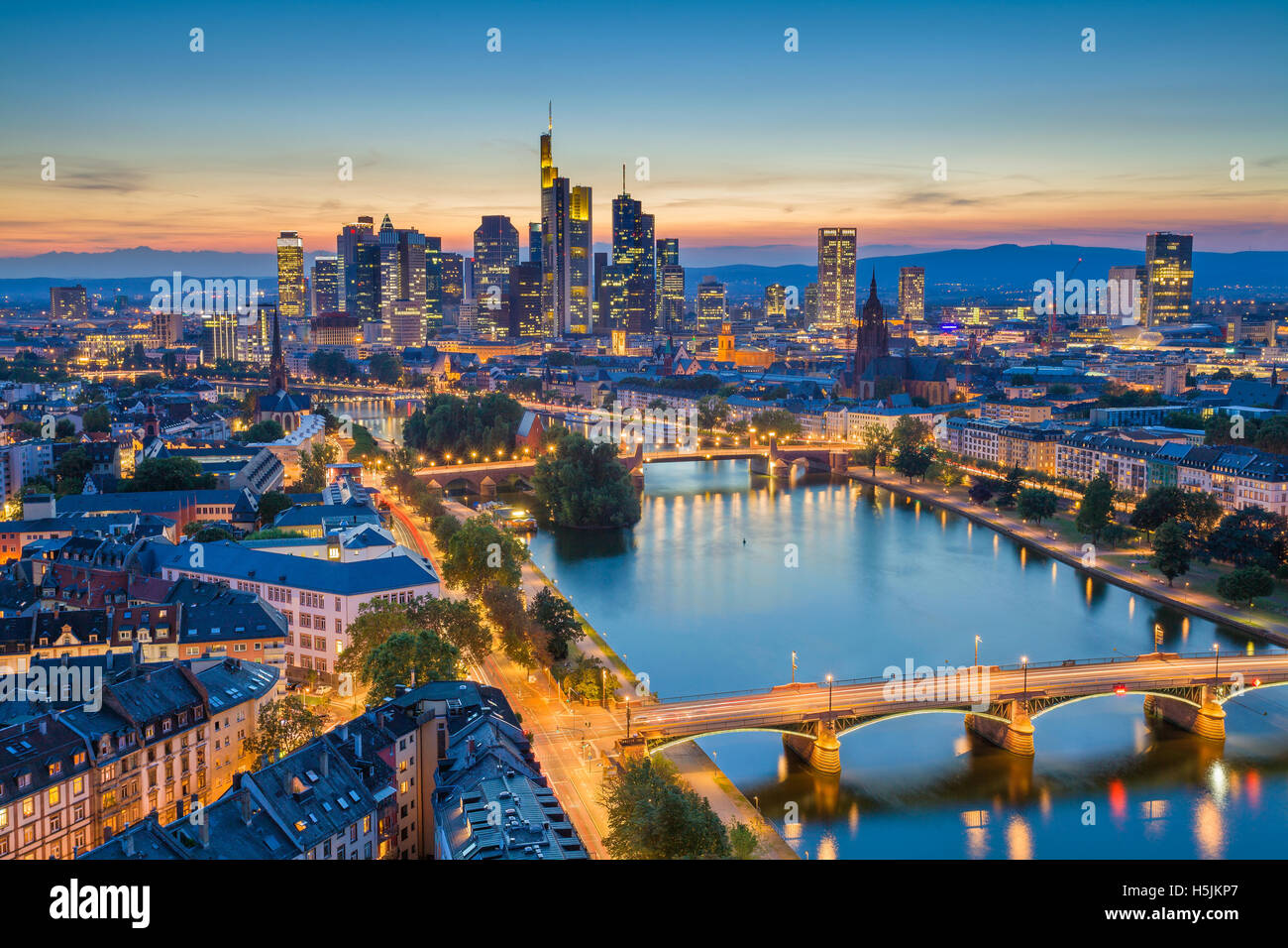 Frankfurt Am Main. Bild der Skyline von Frankfurt Am Main während der blauen Dämmerstunde. Stockfoto