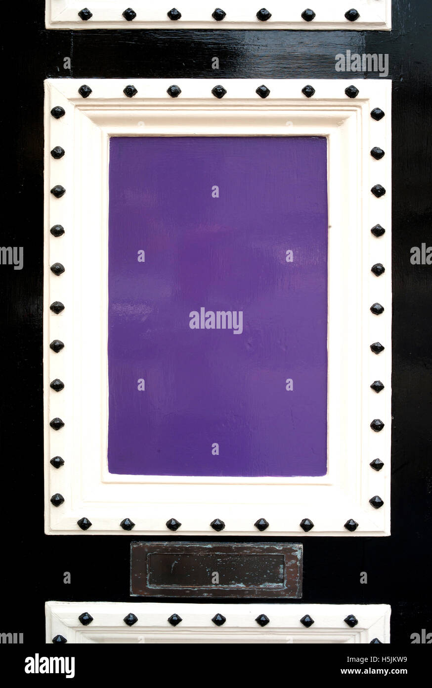 Lila und schwarz Tür / alte besetzt Tür Stockfoto