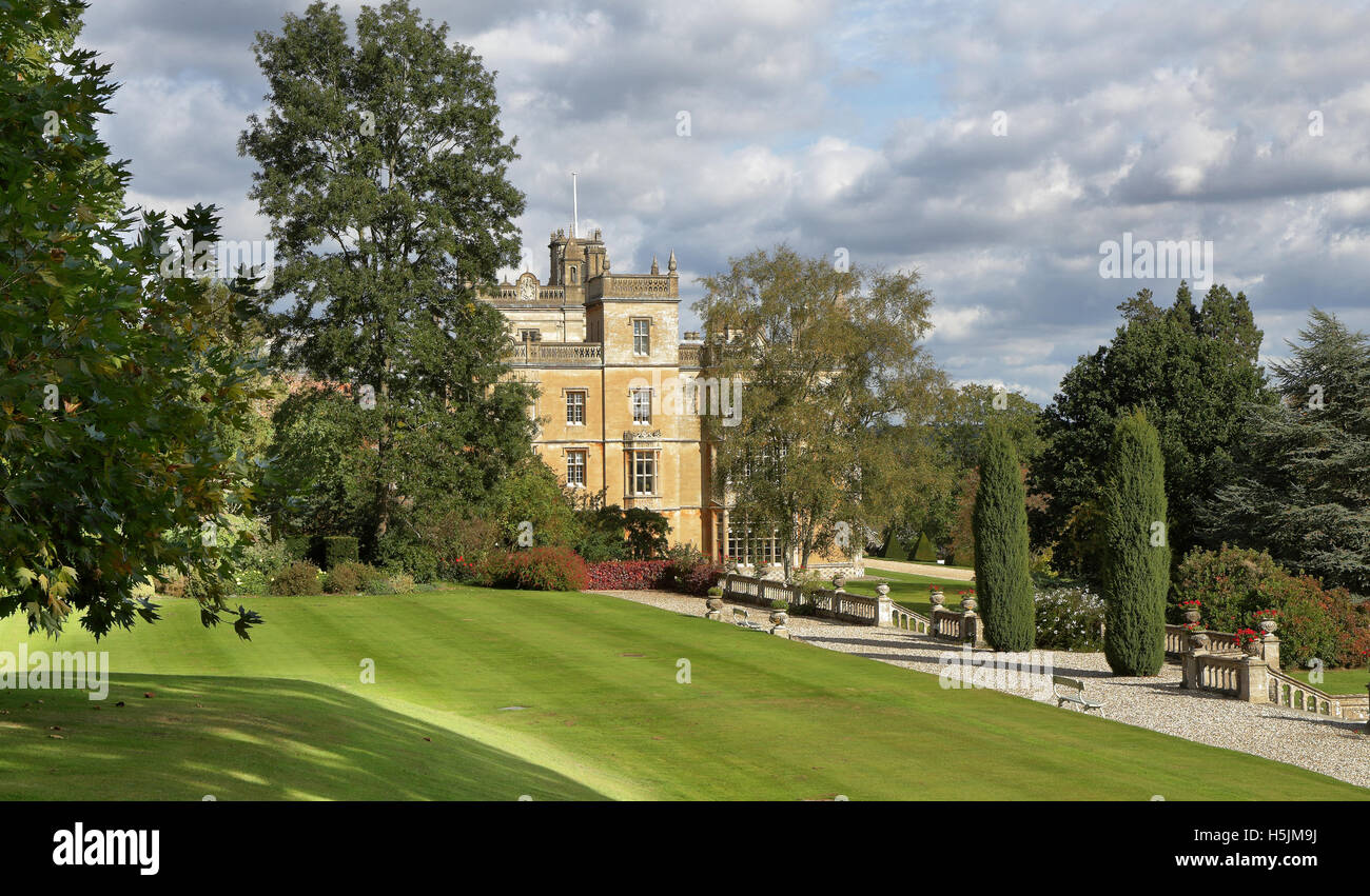 Ein formaler englischer Landschaftsgarten und Herrenhaus mit balustrade Stockfoto
