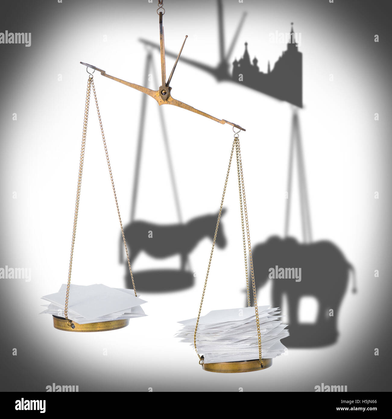 humorvolle Konzept, das den Einfluss Russlands auf US-Wahlen der Stimmzettel Skala mit Haufen Papier Rohlinge und Schatten Esel, e symbolisiert Stockfoto