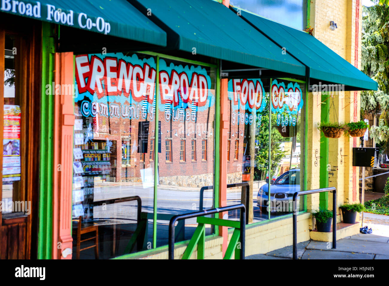 Die French Broad Food Co-op-Shop auf Biltmore Avenue in der Innenstadt von Asheville NC Stockfoto